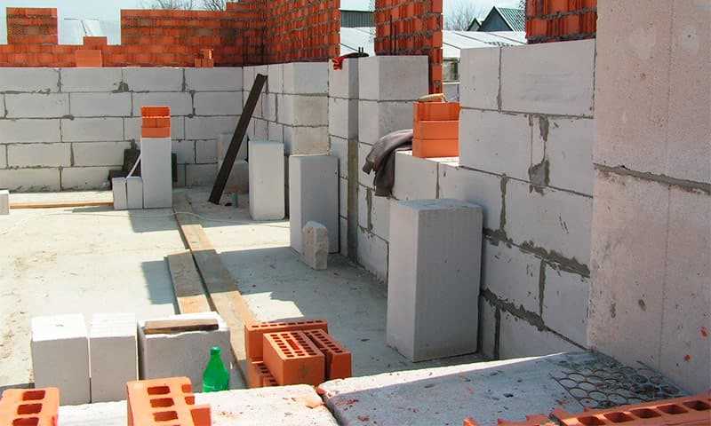 Бетонные блоки vs кирпич: какой материал выбрать для постройки стены
