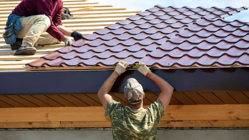 Как правильно устранить течь на крыше