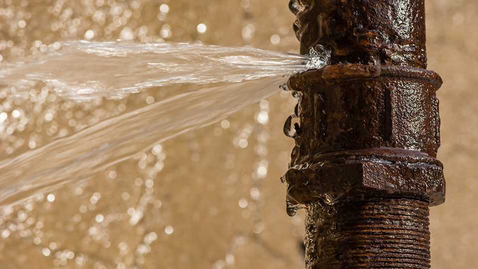 Как устранить протечку воды в сантехнике: советы от профессионалов