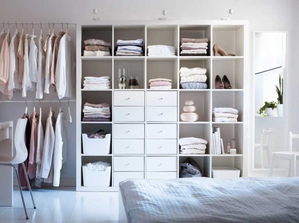 Стильные и практичные стеллажи для хранения вещей в вашей спальне